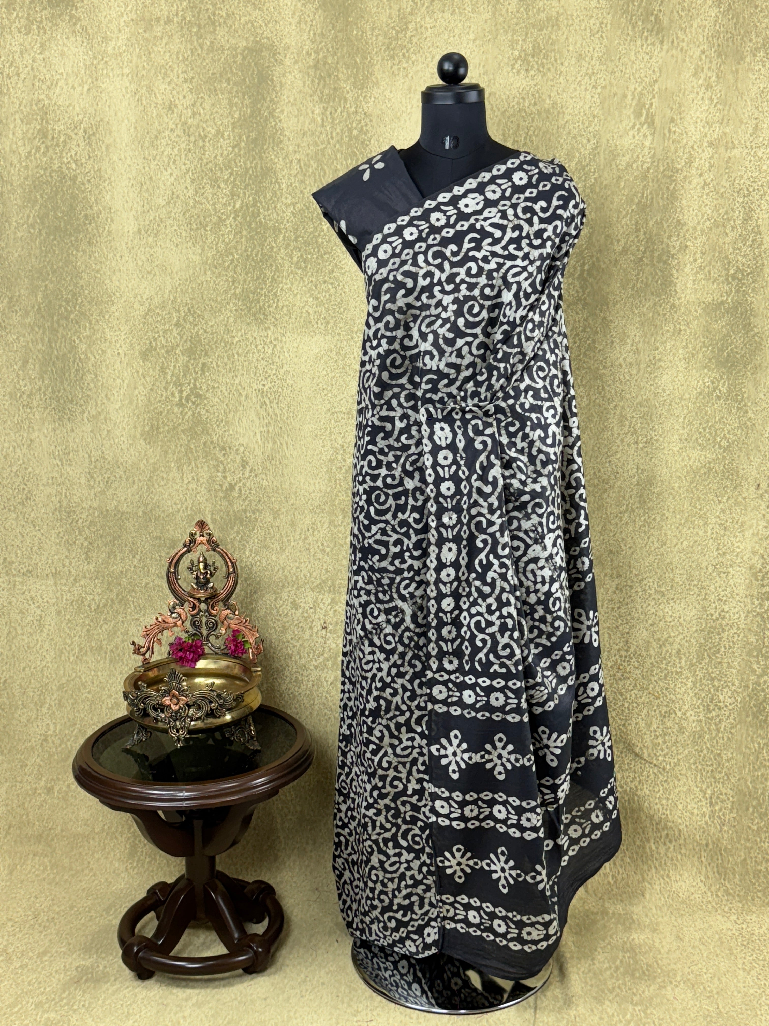 Mul Mul Cotton Saree – Black with Abstract Print